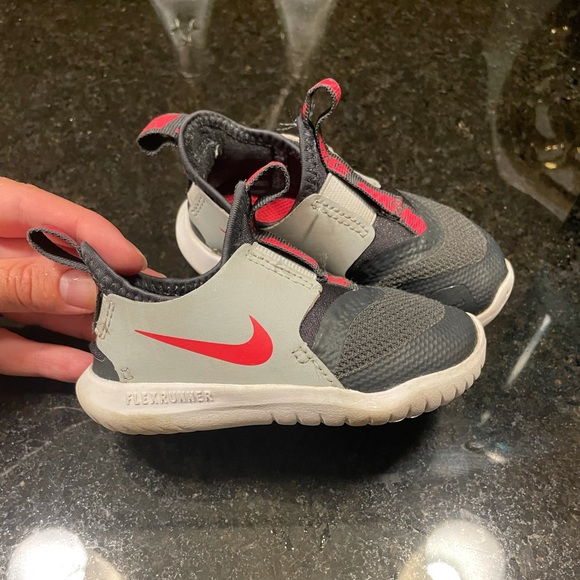 Toddler Nike runners - Picture 2 of 5